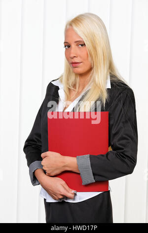 Junge Frau mit Bewerbungs-Aktentasche vor dem Interview, Junge Frau Mit Bewerbungs Mappe Vor Dem Vorstellungsgespr‰ch Stockfoto