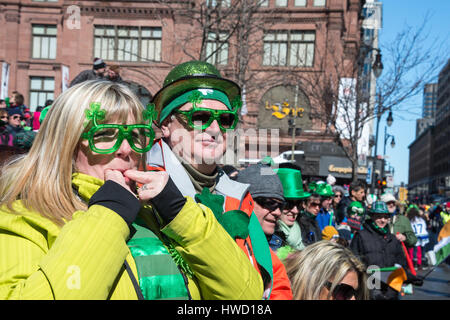 Montreal, Kanada - 19. März 2017: Zuschauern Montreals St. Patricks Parade Stockfoto