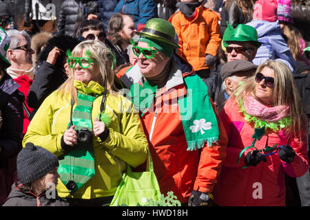 Montreal, Kanada - 19. März 2017: Zuschauern Montreals St. Patricks Parade Stockfoto