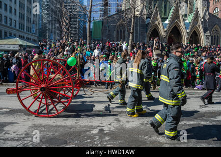 Montreal, Kanada - 19. März 2017: Vintage Feuerwehrfahrzeuge und Feuerwehrleute, die Teilnahme an der St. Patricks Parade Stockfoto