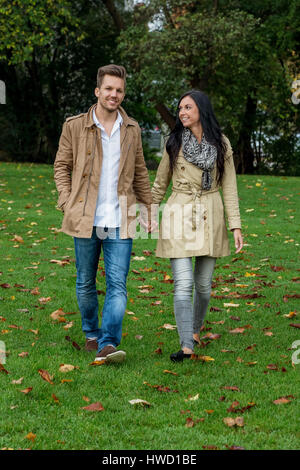 Ein junges, Verlliebtes paar in einem Park, Ein Junges Paar in Einem Park verlliebtes Stockfoto