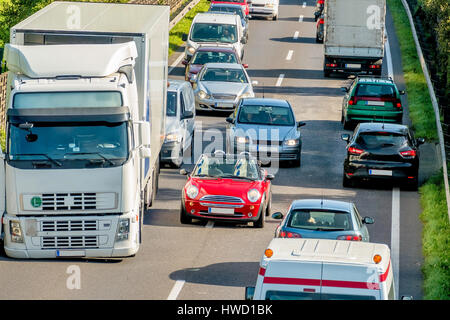 Pkws und Lkws im Stau, symbol für die Rush-Hour Verkehr, Stau, Mobilität, Pkws Und Lkws Im Stau, Symbol Für Berufsverkehr, Stau Stockfoto