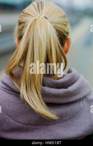 Porträt einer nachdenklichen jungen Frau aus den hinteren, Porträt Einer Nachdenklichen Jungen Frau von hinten Stockfoto