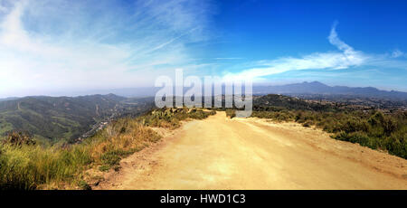 Wanderweg an der Spitze der Welt in Laguna Beach, die einen Blick von Saddleback Berge und der Canyon Road unten hat. Stockfoto