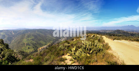 Wanderweg an der Spitze der Welt in Laguna Beach, die einen Blick von Saddleback Berge und der Canyon Road unten hat. Stockfoto