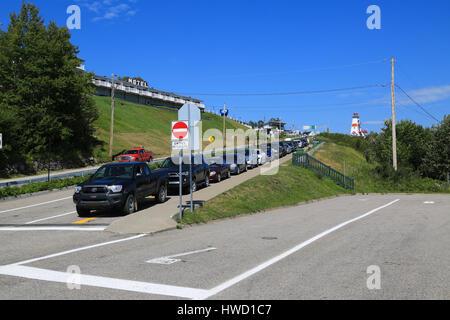 Schlange in Saint-Siméon für die Fähre über den St. Lorenz Strom Stockfoto