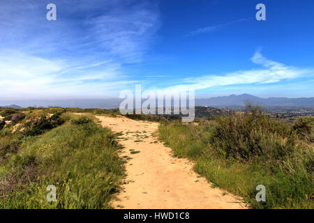 Wanderweg an der Spitze der Welt in Laguna Beach, die einen Blick von Saddleback Berge und der Canyon Road unten hat. Stockfoto