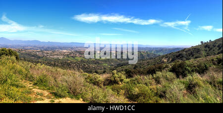 Wanderweg an der Spitze der Welt in Laguna Beach, die einen Blick von Saddleback Berge und der Canyon Road unten hat. Stockfoto