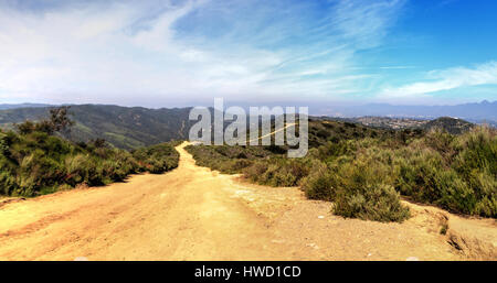 Wanderweg an der Spitze der Welt in Laguna Beach, die einen Blick von Saddleback Berge und der Canyon Road unten hat. Stockfoto