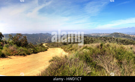 Wanderweg an der Spitze der Welt in Laguna Beach, die einen Blick von Saddleback Berge und der Canyon Road unten hat. Stockfoto