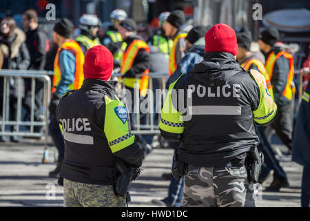 Montreal, Kanada - 19. März 2017: Rückansicht von zwei Polizisten am St. Patricks Day Parade Stockfoto