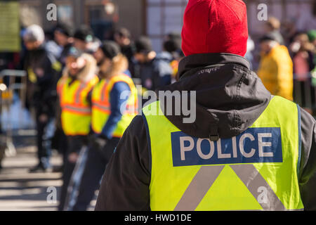 Montreal, Kanada - 19. März 2017: Rückansicht eines Polizisten am St. Patricks Day Parade Stockfoto