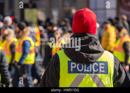 Montreal, Kanada - 19. März 2017: Rückansicht eines Polizisten am St. Patricks Day Parade Stockfoto