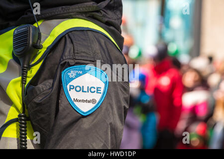 Montreal, Kanada - 19. März 2017: Nahaufnahme einer Polizei patch mit Masse n Hintergrund am St. Patricks Day Parade Stockfoto