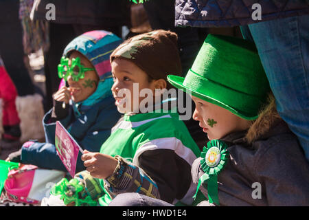 Montreal, Kanada - 19 März 2017:3 Kinder betrachten Montreals St. Patricks Day Parade Stockfoto