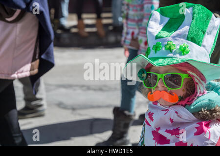 Montreal, Kanada - 19. März 2017: Kind mit grünen Hut und Brille an St. Patricks Parade Stockfoto