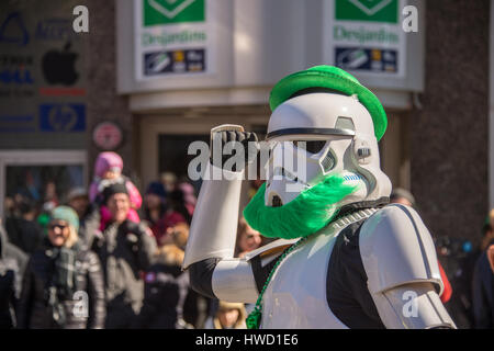 Montreal, Kanada - 19. März 2017: Stormtrooper mit grünen Bart am St. Patricks Parade Stockfoto