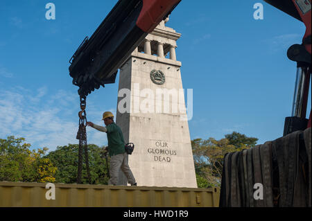 23.09.2016, Singapur, Republik Singapur - ein Arbeitnehmer Lasten ein Container auf einen Lkw vor" Das Ehrenmal" kriegerdenkmal an der Esplanade Park. Stockfoto