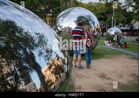 23.09.2016, Singapur, Republik Singapur - Besucher den Blick auf die großen kugelförmigen reflektierenden Kugeln in Singapurs Innenstadt. Stockfoto