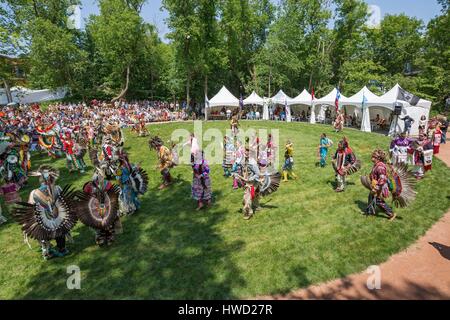 Kanada, Québec, Québec, Wendake Naturschutzgebiet Huron First Nation, die jährlichen Powwow im Juni, traditionelle Tänze in traditionellen Kostümen Stockfoto