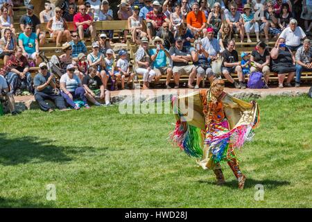 Kanada, Québec, Québec, Wendake Naturschutzgebiet Huron First Nation, die jährlichen Powwow im Juni, traditionelle Tänze in traditionellen Kostümen Stockfoto