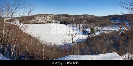 Kanada, in der Provinz Quebec, die Laurentides, Saint Hippolyte, See Morency, die Auberge du Lac Morency, schneemobilfahrer beobachten die Landschaft von einem Aussichtspunkt Stockfoto