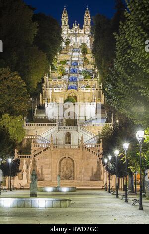 Portugal, Douro, Lamego, Northern Region, Bezirk von Viseu, die wallfahrtskirche Nossa Senhora dos Remedios ans seine Treppe von 686 Fuß mit Flug und ihre Anlandungen dekoriert mit Azulejos Stockfoto