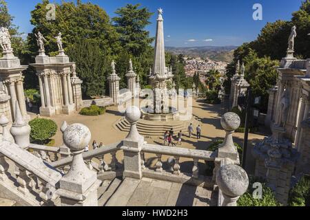 Portugal, Douro, Lamego, Northern Region, Bezirk von Viseu, die wallfahrtskirche Nossa Senhora dos Remedios ans seine Treppe von 686 Fuß mit Flug Stockfoto