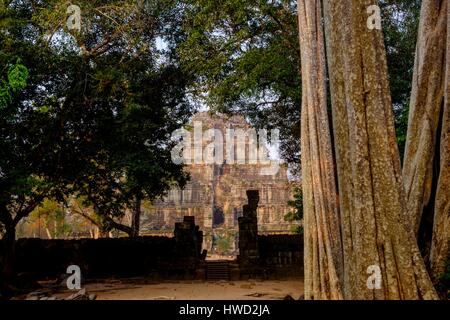 Kambodscha, Provinz Preah Vihear, Tempel-Komplex aus Koh Ker, datiert 12. Jahrhundert, Tempel Prasat Thom oder Prasat Kompeng 9 Stockfoto