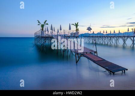 Frankreich, Alpes Maritimes, Cannes, Strand von MIDI-Pontons beraubt das Restaurant Crystal Beach Stockfoto