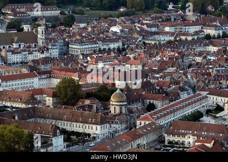 Frankreich, Franche-Comté, Besancon, Altstadt, Sainte Madeleine Kirche, Arenen, Saint Jacques Krankenhaus und Notre Dame du Zuflucht Kapelle, von Fort de Chaudanne Stockfoto