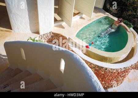 Tanzania, Zanzibar, Kendwa, Kilindi Hotel Tourist in einem privaten Pool in einem Luxushotel Stockfoto