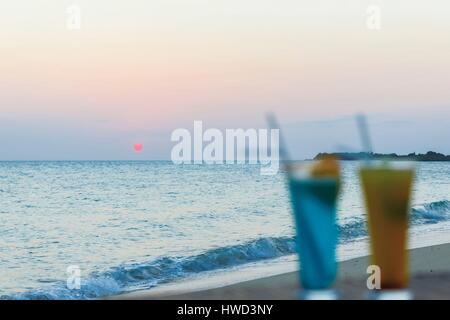 Chapwani Private Island Resort, cocktail am Strand bei Sonnenuntergang, Chapwani, Zanzibar, Tansania Stockfoto