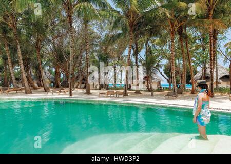 Tanzania, Zanzibar, Chapwani, Chapwani Private Island Resort, Touristen in den Pool eines Luxushotels in den Tropen Stockfoto