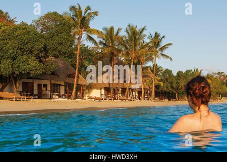 Tanzania, Zanzibar, Chapwani Chapwani Private Island Resort, junge Frau im Urlaub im türkisfarbenen Wasser schwimmen abseits eine Privatinsel Stockfoto