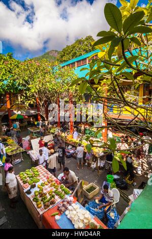 Seychellen, Insel Mahe, Victoria, Sir Selwyn Clarke Market, Obst und Gemüse Stände von oben gesehen Stockfoto