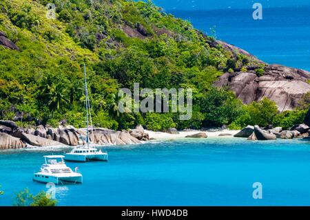 Seychellen, Insel Mahe, der Morne Seychellois Nationalpark wandern, Anse Major, Boote vor Anker in einer Bucht Stockfoto