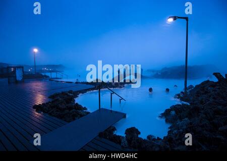 Island, schwimmen in der geothermischen heißen Quellen auf die Blaue Lagune (Bláa Lónið) aus dem geothermiekraftwerk Svartsengi während des arktischen Winters, in einem Schneesturm, vierzig Minuten südwestlich der Hauptstadt Reykjavik. Stockfoto