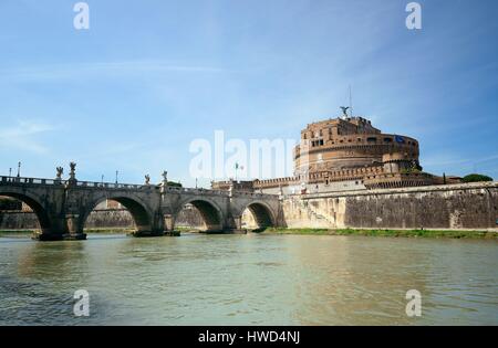 Castel Sant Angelo in Italien Rom und die Brücke über den Fluss Tiber Stockfoto