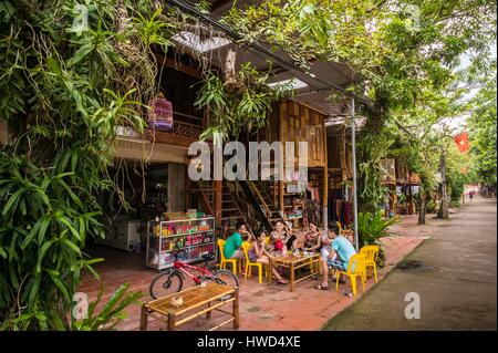 Vietnam, Mai Chau Provinz, Dorf von Lac, traditionellen weißen Thaï (Thai Dam) Haus auf Stelzen umgebaut Bar Stockfoto