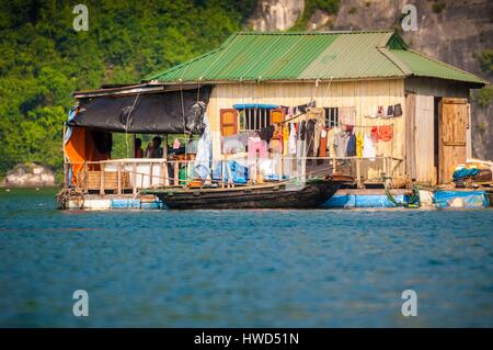 Vietnam, Golf von Tonkin, Quang Ninh Provinz, Ha Long Bay (Vinh Ha Long) Weltkulturerbe von der UNESCO (1994), schwimmende Heimat der Fischer Stockfoto