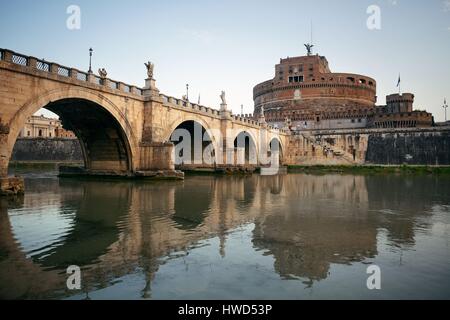 Castel Sant Angelo in Italien Rom und die Brücke über den Fluss Tiber Stockfoto