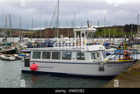 Die kleine touristische Cruiser The Spirit of Kinsale gefesselt im Hafen von Kinsale im County Cork an der südlichen Küste von Irland. Stockfoto