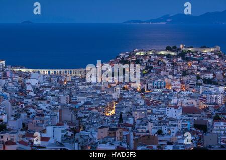 Griechenland, OstMazedonien und Thrace Region, Kavala, erhöhte Stadtansicht mit Kamares Aquädukt, gebaut im Jahre 1530 von Suleiman dem prächtigen und die Festung Kastro späten Abenddämmerung Stockfoto