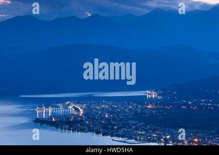 Griechenland, Griechenland Zentralregion, Itea, erhöhten Blick auf die Stadt und den Golf von Korinth, Dämmerung Stockfoto