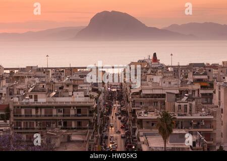 Griechenland, Peloponnes Region, Patra, erhöhte Stadtansicht über Agios Nikolaos Street, Dämmerung Stockfoto