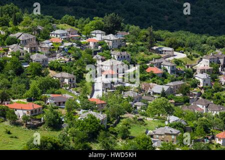 Griechenland, Region Epirus, Zagorohoria Bereich, Vikos-Schlucht, weltweit tiefste Schlucht, erhöhte Sicht über das Dorf Aristi Stockfoto