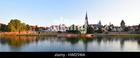 Deutschland, Bade Württemberg, Ulm, Albert Einstein' s Geburtshaus, Donau mit Blick auf die Stadt, Lutherische Kathedrale (Münster), dem höchsten Kirchturm der Welt mit einem Turm von 161 m (530 ft) und Metzgerturm Stockfoto