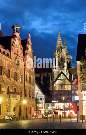 Deutschland, Bade Württemberg, Ulm, Albert Einstein' s Geburtshaus, Rathaus (Town Hall) mit gotischen Stil im Jahre 1370 erbaut, 16. Jahrhundert astronomischer Uhr und der lutherischen Kathedrale (Münster), dem höchsten Kirchturm der Welt mit einem Turm von 161 m (530 ft) Stockfoto