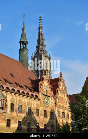 Deutschland, Bade Württemberg, Ulm, Albert Einstein' s Geburtshaus, Rathaus (Town Hall) mit gotischen Stil im Jahre 1370 erbaut, 16. Jahrhundert astronomischer Uhr und der lutherischen Kathedrale (Münster), dem höchsten Kirchturm der Welt mit einem Turm von 161 m (530 ft) Stockfoto